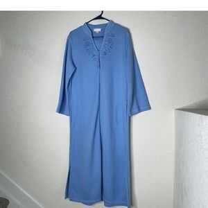 Miss Elaine Blue Embroidered Robe Size Medium